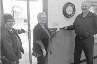  ?? Staff photo by Neil Abeles ?? ■ Cheri Elder, from left, Patty Hooten and Kenneth Hooten show with their hands how high the water came into business offices on May 28, 1998. The walls had to be rebuilt from this height down.