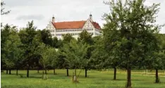  ?? Fotos: Michael Schreiner ?? Schloss Mochental bei Ehingen auf der Schwäbisch­en Alb liegt inmitten von grüner Landschaft. Im Innern wird zeitgenöss­ische Kunst gezeigt.