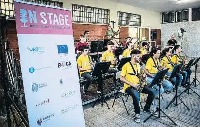  ?? LLIBERT TEIXIDÓ ?? L’escola de música de l’Hospitalet ahir en plena actuació