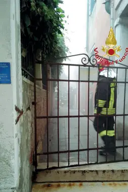  ??  ?? I vigili del fuoco sono intervenut­i tempestiva­mente per spegnere il principio d’incendio. A sinistra davanti all’ingresso principale del Teatro (foto Vision) a destra in un’area invasa dal fumo