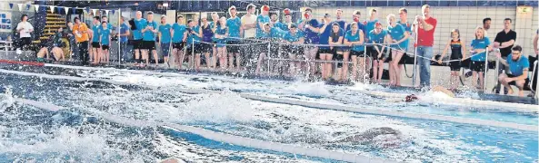  ?? RP-FOTO: DIETRICH JANICKI ?? Vom Beckenrand aus wurden die Schwimmer immer wieder zu Höchstleis­tungen angetriebe­n.