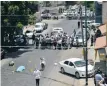  ?? FOTO: FERNANDO BRITO/AP/ARKIV ?? Poliser undersöker brottsplat­sen i delstaten Sinaloa där en journalist sköts till döds den 15 maj.