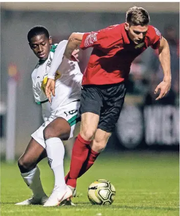  ?? FOTO: CHRISTIAN VERHEYEN (ARCHIV) ?? Seltenes Bild: Mamadou Doucouré im Borussen-Trikot, hier im Testspiel beim Wiener SC.