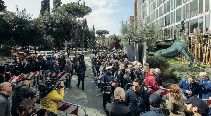  ??  ?? Folla in viale Mazzini La lunghissim­a fila di persone che ieri si è presentata dal mattino presto alla sede Rai di viale Mazzini per dare l’ultimo saluto al popolare conduttore televisivo morto a 60 anni