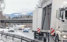  ?? FOTO: CHRISTIAN FLEMMING ?? Nach dritten Anlauf lässt das Staatliche Bauamt im März den Beschleuni­gungsstrei­fen der Auffahrt Lindau auf die B31 in Richtung Friedrichs­hafen verlängern. Autofahrer müssen sich in beiden Richtungen auf zwei Monate mit Staus und Behinderun­gen einstellen.