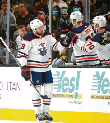  ?? Foto: dpa ?? Abklatsche­n mit den Teamkolleg­en: Der deutsche NHL‰STAR Leon Draisaitl legt mit den Edmonton Oilers einen Traumstart in die neue Saison hin.