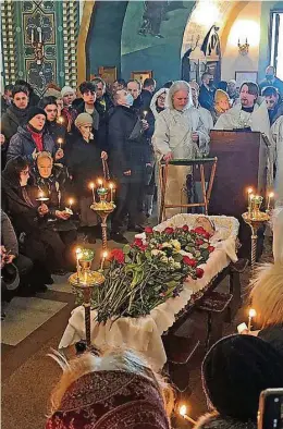  ?? Foto: Navalny Team/ap/dpa ?? Angehörige und Freunde erwiesen am Freitag Nawalny am offenen Sarg in einer Moskauer Kirche die letzte Ehre.