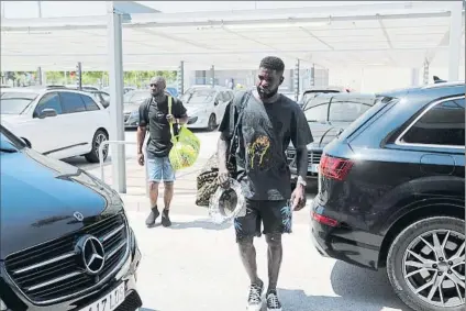  ?? FOTO: JORDI GALVANY ?? Umtiti, el pasado 21 de julio, cuando se fue unos cuantos días de vacaciones con permiso de Setién tras acabar la Liga