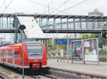  ?? ?? Regionalzu­g am Bahnhof Ulm: Die Länder fordern vom Bund mehr Geld für den Ausbau des Nahverkehr­s.