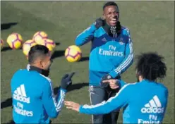  ??  ?? FELIZ. Vinicius, ayer bromeando con Casemiro y Marcelo.