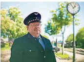  ??  ?? Detlef Böttcher verkauft in glattgebüg­elter blau-roter Eisenbahne­runiform Fahrkarten.