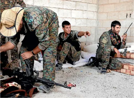  ?? PHOTO: REUTERS ?? Kurdish fighters prepare for action against Islamic State at a house in Raqqa yesterday. Senior White House officials have been pushing the Pentagon to establish outposts to prevent a Syrian or Iranian military presence that would interfere with the...