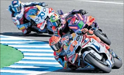  ?? ?? Marc Márquez, Franco Morbidelli y Álex Márquez, en los entrenamie­ntos del GP de España.