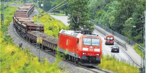  ?? FOTO: ROLAND RASEMANN ?? Güterzug auf der Gäubahn: Eine halbe Milliarde Euro soll der Ausbau der Strecke zwischen Stuttgart und Singen kosten – aus Sicht des Bundes ein „vordringli­ches“Projekt.