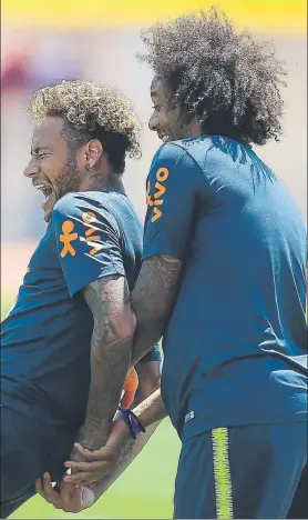  ??  ?? Buen ambiente en el entrenamie­nto de ayer de la ‘seleçao’. Neymar, Marcelo y Coutinho se lo pasaron en grande. Los brasileños debutan ante Suiza el próximo domingo en Rostov