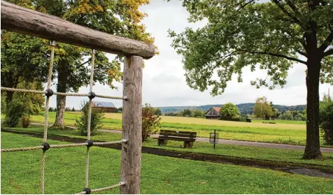  ?? Foto: Andreas Hoehne ?? Östlich des Spielplatz­es und der Johann Baader Straße wird in Seestall ein neues Baugebiet mit etwa 15 Grundstück­en ausgewiese­n. Der Gemeindera­t Fuchstal beschäftig­te sich jetzt mit zwei ersten Planungsva­rianten.