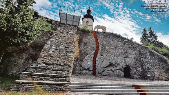  ?? Foto: Martin Stolař, MAFRA ?? Socha koně pijícího z potoka je odkazem na podobu městského znaku.