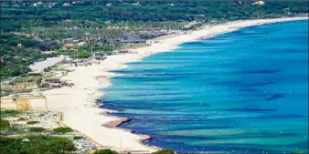  ?? (Photo Jean-Louis Chaix) ?? La plage de Pampelonne redevient accessible ce matin, mais pour le bain de soleil, il faudra attendre au moins jeudi.