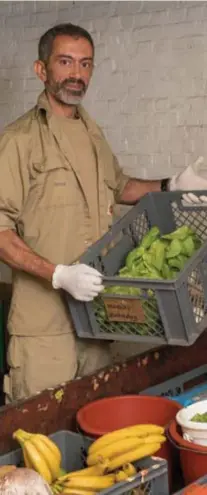  ??  ?? De dieren krijgen tegenwoord­ig meer groente en minder fruit. “Omdat fruit hier meer suikers bevat dan in het wild”, weet Driss.