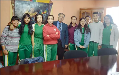  ??  ?? EL PRESIDENTE municipal con los alumnos de la Secundaria Federal