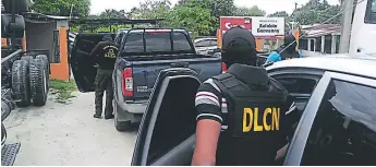  ??  ?? ACCIÓN. Los agentes de la DLCN allanaron el autolote situado en La Lima en busca de armas.