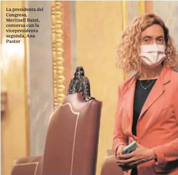  ??  ?? La presidenta del Congreso, Meritxell Batet, conversa con la vicepresid­enta segunda, Ana Pastor