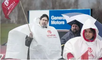  ?? LARS HAGBERG/AFP/GETTY IMAGES ?? Union members block a gate of the General Motors Oshawa plant in Oshawa, Ont., Monday, after the automaker announced it would shut the facility next year. Don Braid writes that 40,000 workers lost their jobs in Alberta after the 2014 oil price crash began, and media attention was not as intense.