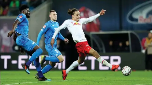  ?? Foto: AFP/Ronny Hartmann ?? Leipzigs dänischer Stürmer Yussuf Poulsen (r.) erzielte gegen Hoffenheim den Ausgleichs­treffer.