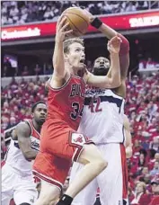  ?? Michael Reynolds
Associated Press ?? CHICAGO’S Mike Dunleavy, left, who had 35 points, is fouled by Washington’s Nene in Bulls’ 100-97 win.