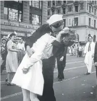  ?? VICTOR JORGENSEN/
U.S. NAVY ?? This photo of George Mendonsa kissing Greta Zimmer Friedman on Aug. 14, 1945, in Times Square was taken by Victor Jorgensen and provided by the U.S. Navy. A similar photo by Alfred Eisenstaed­t was published in Life.