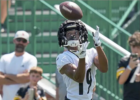  ?? Pittsburgh Post-Gazette ?? Steelers receiver Calvin Austin III pulls in a pass during training camp Aug. 3 at Saint Vincent College.