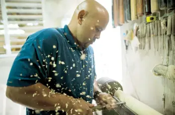  ??  ?? Desde el 2008, Dennis Linares elabora bates de madera y uno de sus clientes fue el exgrandesl­igas Juan “Igor” González.