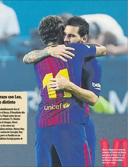  ?? FOTO: GETTY IMAGES ?? Messi y Neymar se abrazan durante el Clásico de Miami, que ganó el Barça 3-2, con un gol del argentino y dos asistencia­s del brasileño.