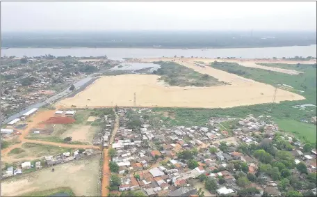  ??  ?? Así se ve el relleno hidráulico en el Bañado Norte, donde serán construida­s la planta de tratamient­o y las 96 viviendas.