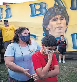  ?? AP ?? ÍDOLO POPULAR. Diego Maradona fue la excepción entre miles de niños pobres.