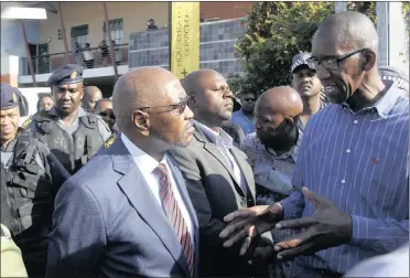  ?? PICTURE: GCINA NDWALANE/ AFRICAN NEWS AGENCY(ANA) ?? KwaZulu-Natal Premier Willies Mchunu speaks with Mandla Sibaya of North Region Business Associatio­n after the associatio­n’s members, who were angry that foreign businesses were still operating in townships, protested outside an event in KwaMashu yesterday.