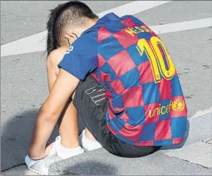  ?? FOTO: PEP MORATA ?? Un joven fan de Messi, cabizbajo al no poder ver entrar a Leo en la Ciutat Esportiva