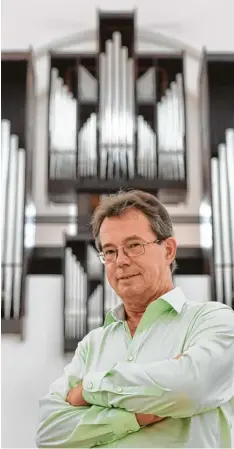  ?? Foto: Ulrich Wagner ?? Willibald Guggenmos vor der Orgel in St. Moritz, Augsburg.