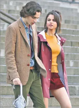  ??  ?? Timothée Chalamet and Selena Gomez make quite the fashionabl­e pair on the NYC set of Woody Allen’s as-yet-untitled new film.