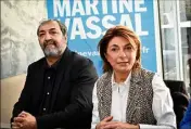  ??  ?? Pourtant considérée comme favorite avant le premier tour, Martine Vassal, ici au côté de Moussa Maaskri, tête de liste LR dans les quartiers nord, est devancée par Michèle Rubirola, candidate de l’Union de la gauche. L’enquête judiciaire jette le trouble dans la campagne pour emporter la deuxième ville de France, bastion des LR (Photo AFP)