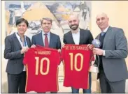  ??  ?? Garrido durante su discurso a la Selección sub-17. Toña Is, Garrido, De los Santos y Rubiales.