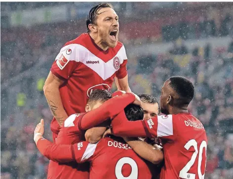  ?? FOTO: DPA ?? Düsseldorf­er Jubeltraub­e (v.l.) Adam Bodzek, Rouwen Hennings, Torschütze Benito Raman und Dodi Lukebakio nach dem Treffer zum 3:0.