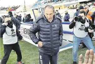  ??  ?? V centru pozornosti Brzy mu bude sedmdesát, ale názor, jak dělat fotbal, Zdeněk Zeman nezměnil. A neztratil ani přitažlivé charizma.