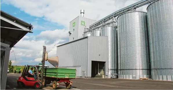  ?? Archivfoto: Josef Abt ?? Die Silos des neuen Raiffeisen Agrarzentr­ums in Motzenhofe­n (Hollenbach) waren nach der ersten Getreidean­nahme im vergangene­n Jahr randvoll.