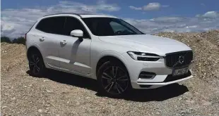  ??  ?? XC60 PHEV je opremljen s terenskim voznim programom, zato se brez težav zapeljete po zahtevnejš­ih terenih.