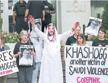  ?? Afp ?? PROTESTA. Un grupo de personas frente a la embajada de Arabia Saudita en Estambul, donde se reunieron para presionar por el paradero del periodista Jamal Khashoggi.