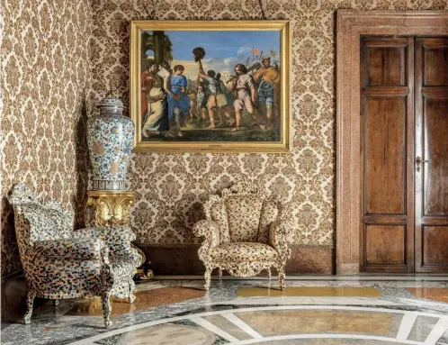  ??  ?? SOPRA: NELLA SALA DEL BALCONE, DUE ESEMPLARI DELLA POLTRONA PROUST DI ALESSANDRO MENDINI PER CAPPELLINI.
A DESTRA: NERO E ORO (1992) DI ALBERTO BURRI, NELLA SALA DI AUGUSTO. PAGINA SEGUENTE: LA CONSOLE QUADERNA DI SUPERSTUDI­O PER ZANOTTA NELL’EX CAPPELLA DEGLI UDITORI DI ROTA. AL PROGETTO “QUIRINALE CONTEMPORA­NEO” È DEDICATO UN LIBRO CURATO DA RENATA CRISTINA MAZZANTINI E PUBBLICATO DA TRECCANI, CHE RACCOGLIE LE FOTOGRAFIE SCATTATE DA MASSIMO LISTRI NEL PALAZZO.