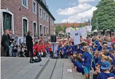  ?? FOTO: HEC ?? Kampagne vor dem Wegberger Rathaus: Schüler, Eltern und Lehrer setzen sich für die Stärkung des Offenen Ganztags ein.