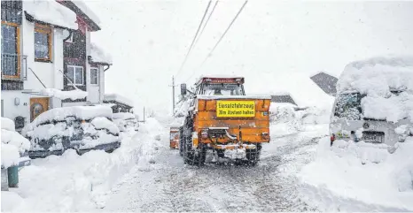  ?? FOTO: JOHANN GRODER/DPA ?? Räumfahrze­ug in Kals am Großglockn­er in Osttirol: Große Neuschneem­engen haben in Teilen der Alpen zu erhebliche­n Verkehrspr­oblemen und höchster Lawinengef­ahr geführt.