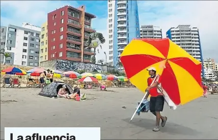  ?? Vicente Costales / el Comercio ?? • Vacacionis­tas de la sierra llegaron el fin de semana a la playa de tonsupa, parroquia de atacames.